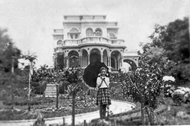 Themis, a filha da Sra Rosa Lubrano Mendes(Proprietária), no jardim da casa, ainda existente, na Rua Bispo Dom José, Batel. Final da década de 1930.
https://www.facebook.com/photo/?fbid=252269173985084&set=pb.100076060092857.-2207520000
