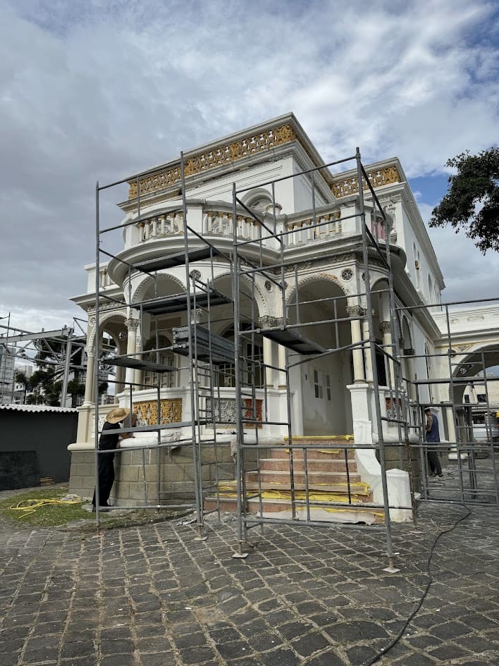 Imagem do começo da restauração do Palacete